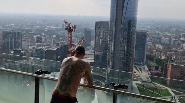 Zlatan Ibrahimovic guarda Milano dal suo attico (Instagram)