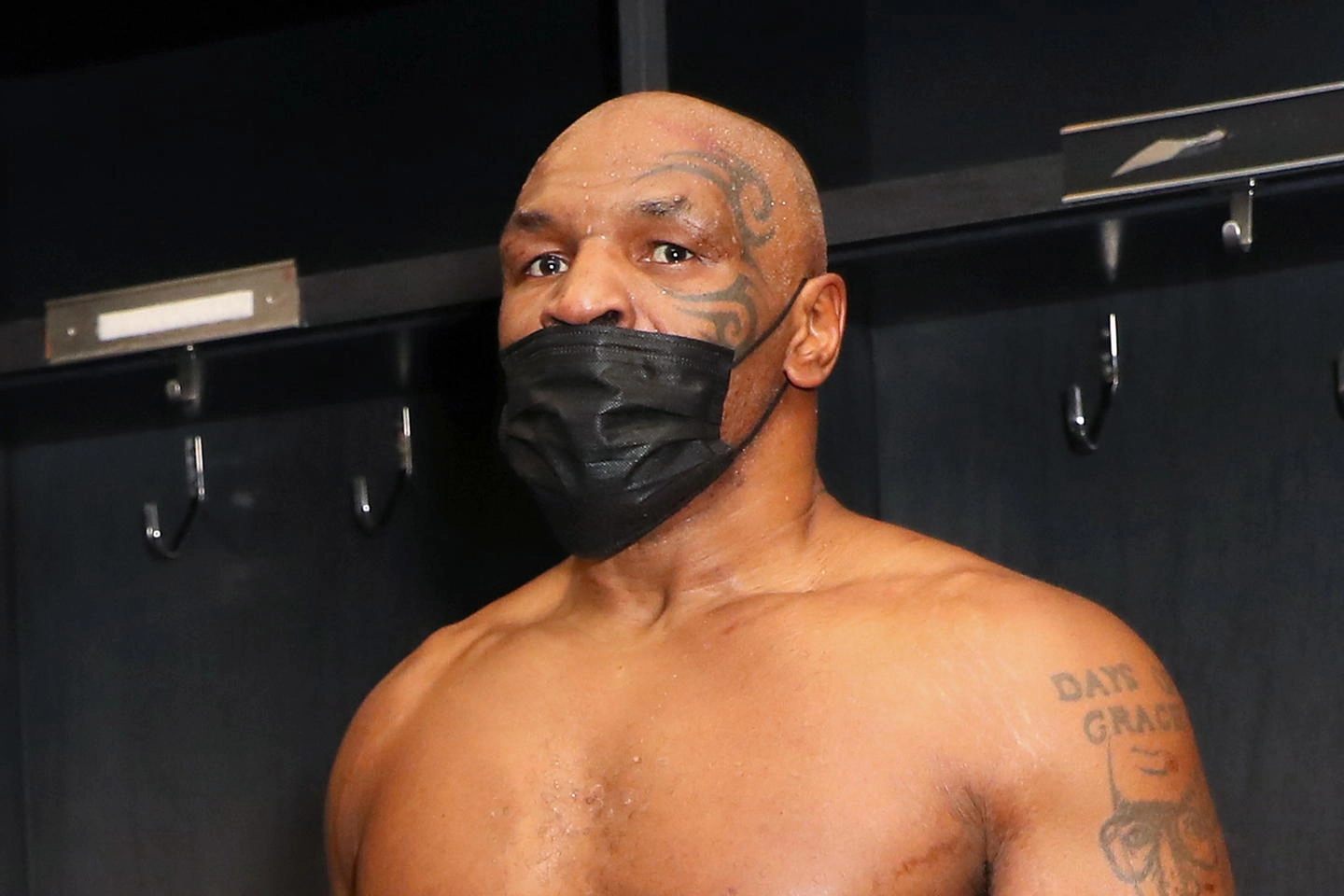 Mike Tyson contro Roy Jones Jr (Ansa)
