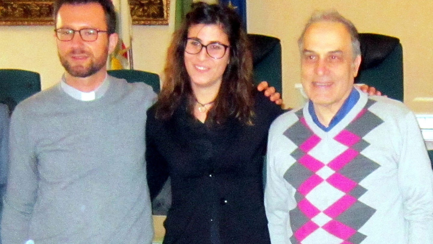 IN POSA Da sinistra don Filippo Dotti, Laura Melis e Fedele Corrado(Cardini)