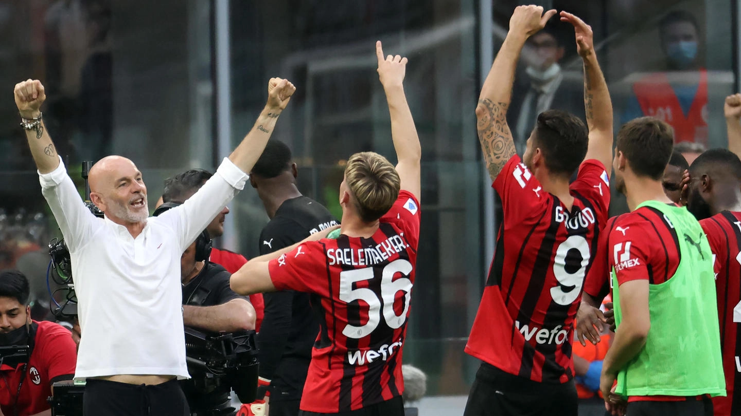 Stefano Pioli festeggia insieme alla squadra dopo il 2-0 del Milan sull'Atalanta (Ansa)