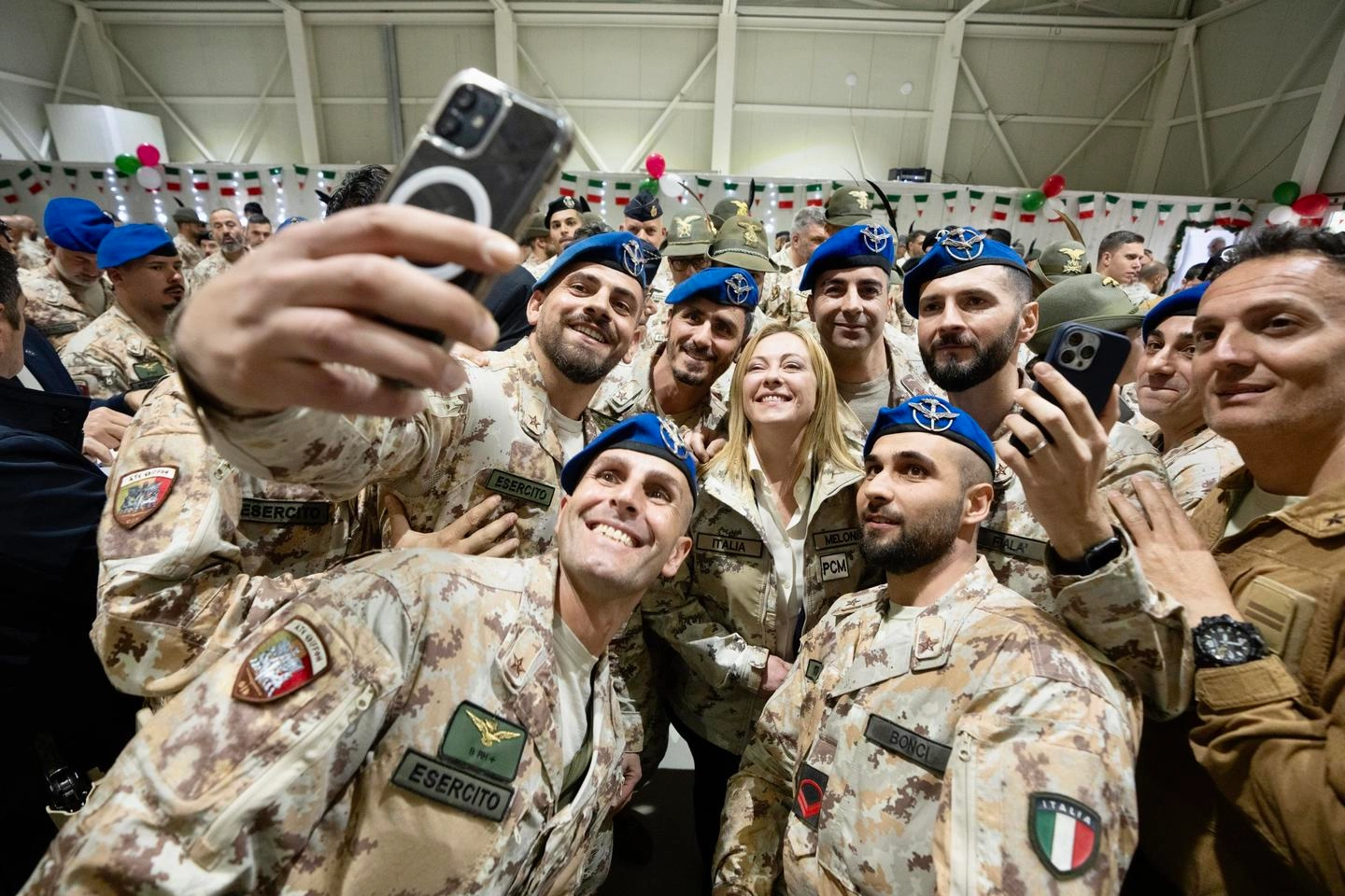 Giorgia Meloni e il selfie con i soldati italiani in Iraq