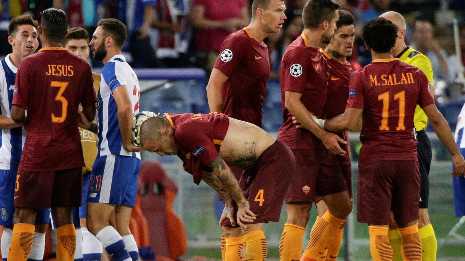 La delusione dei giocatori della Roma dopo l'eliminazione