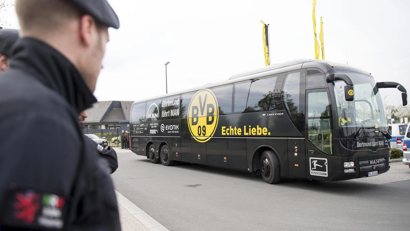 Il pullman danneggiato del Borussia Dortmund (Ansa)