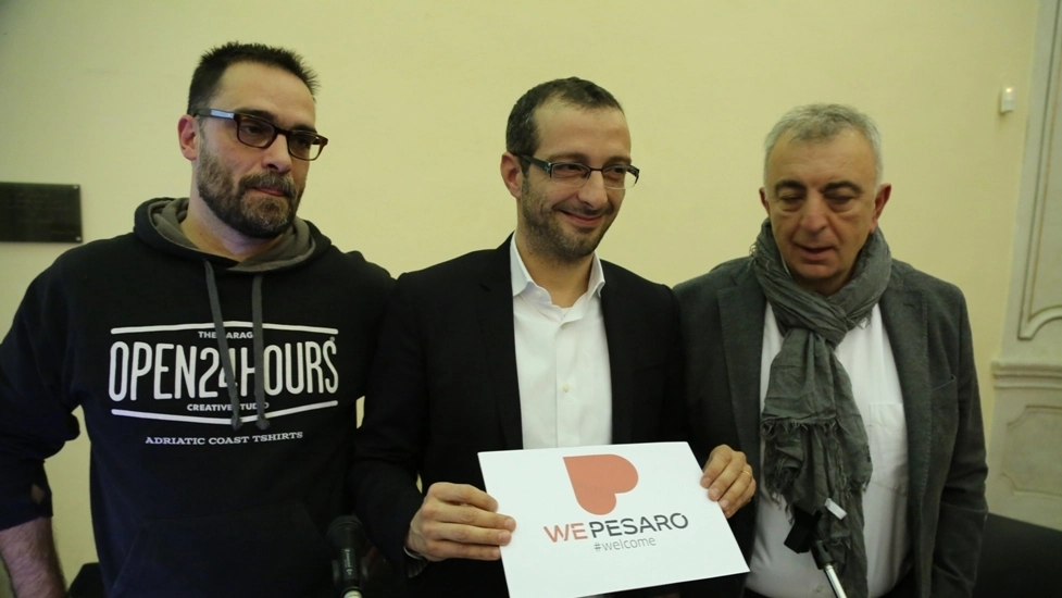 TRIO Da sinistra Cristiano Andreani, il creativo, con il sindaco Matteo Ricci e, a destra, l’assessore Enzo Belloni