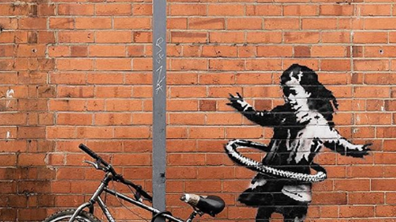 La ragazzina che fa l'hula hoop 'firmata' da Banksy (Ansa)
