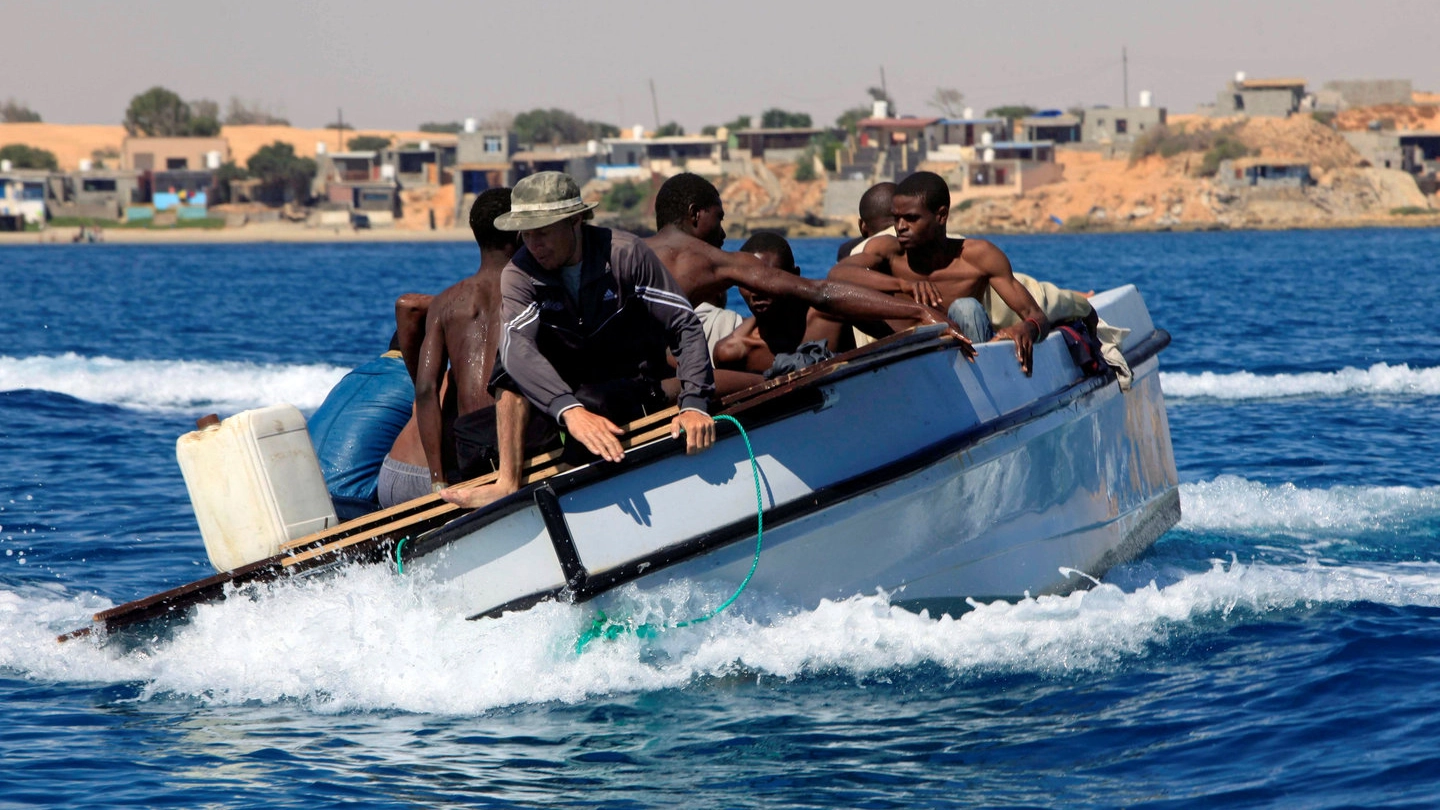 Recupero di migranti sulle coste libiche (Reuters)