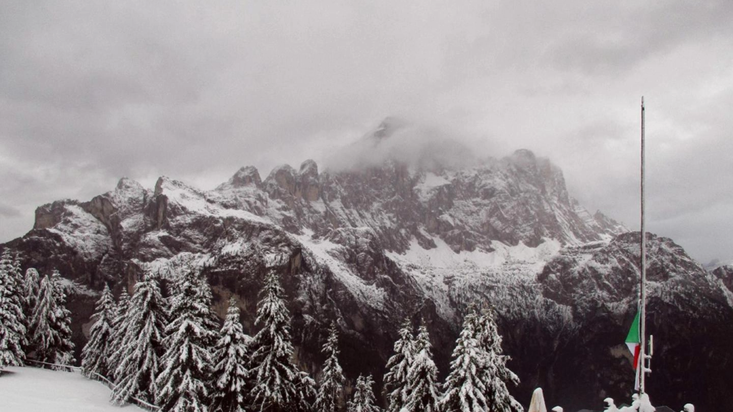 La neve al rifugio Belvedere e il Monte Civetta sulle Dolomiti (Ansa)