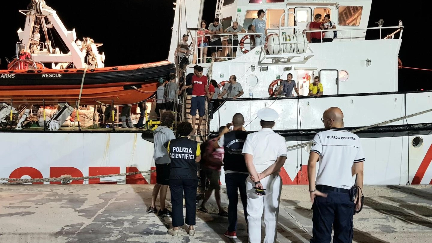 Lo sbarco dei migranti della Open Arms a Lampedusa (Ansa)