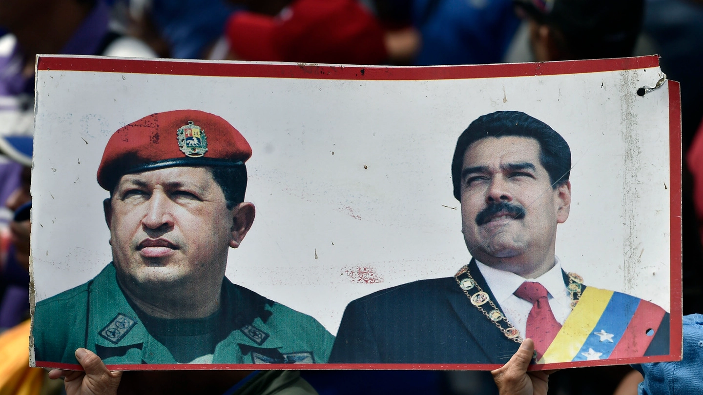 Venezuela, un manifesto con Hugo Chavez e Nicolas Maduro (Lapresse)