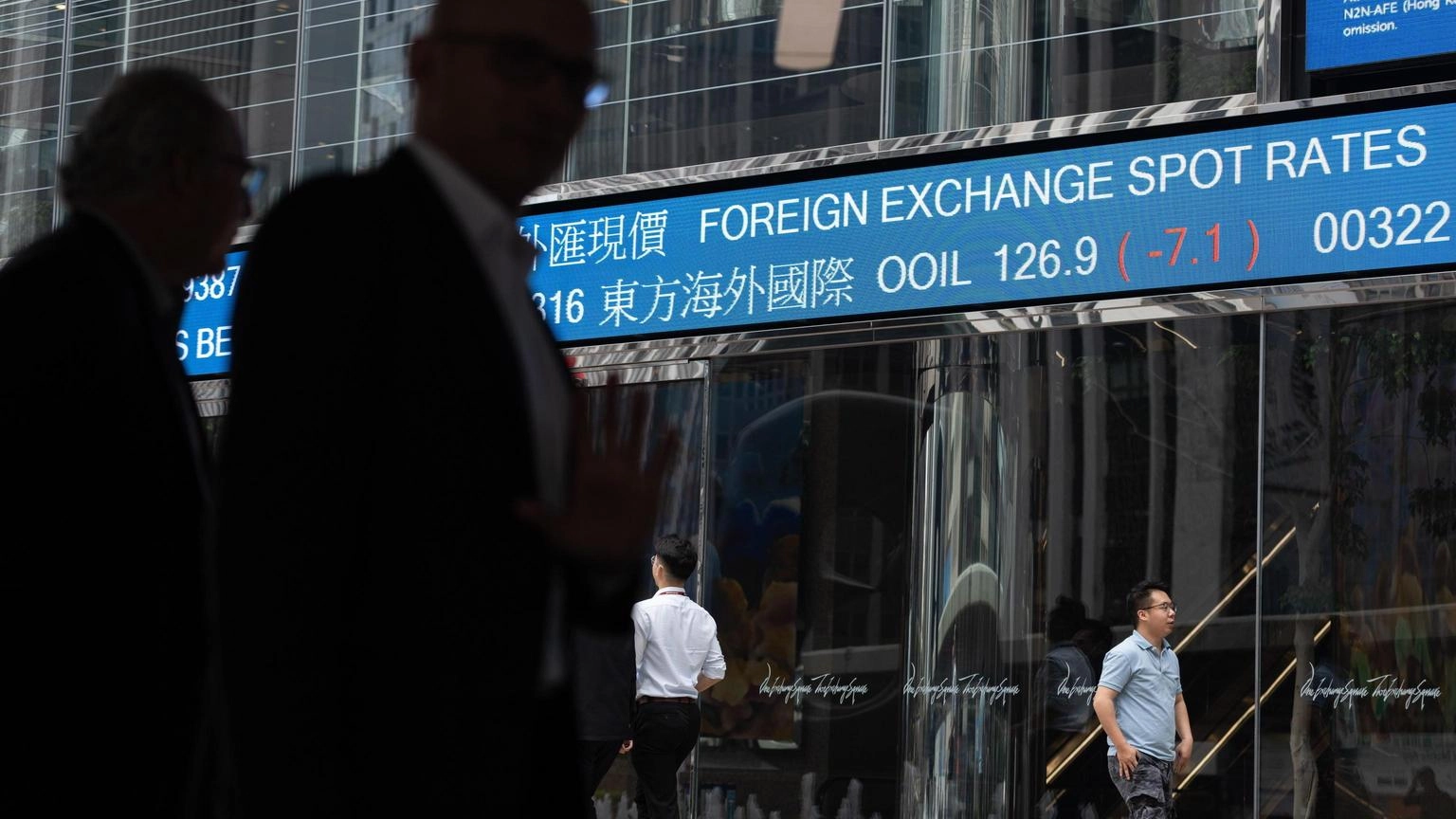 Borsa: Hong Kong negativa, apre a -0,38%