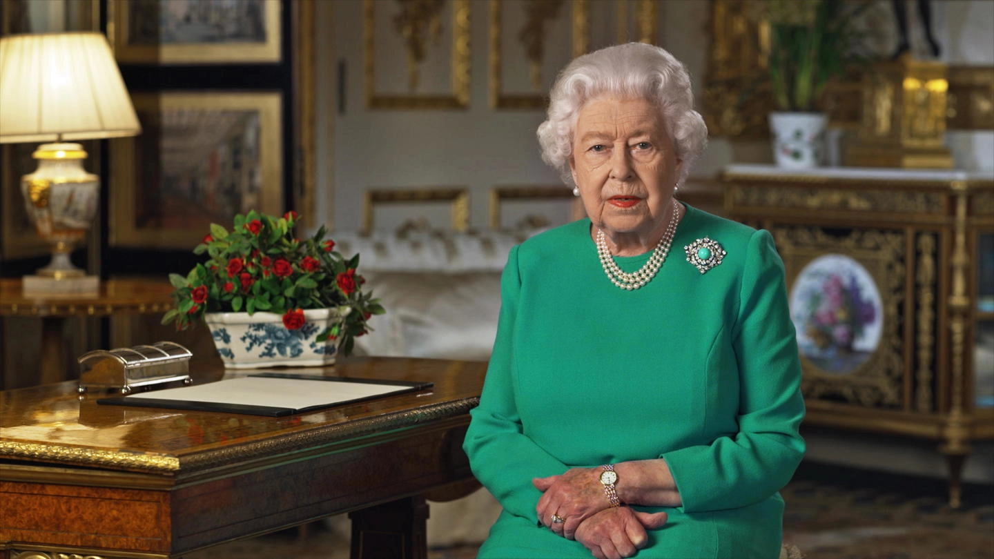 Elisabetta II durante lo storico discorso alla nazione sull'emergenza Coronavirus (Ansa)