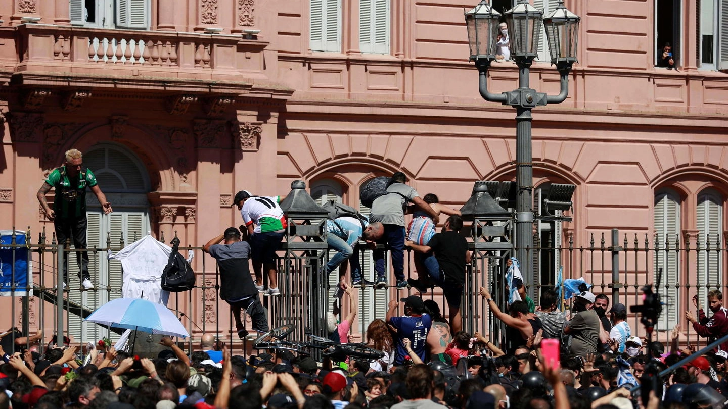 I tifosi assaltano il palazzo presidenziale dove è chiusa la camera ardente con Maradona 