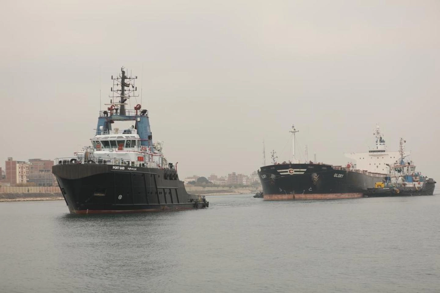 Il cargo M/V Glory disincagliata nel Canale di Suez (Ansa)