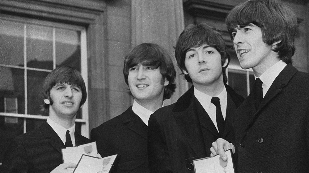 I Beatles con le medaglie dell'Ordine dell'Impero britannico, ricevute dalla regina (1965)