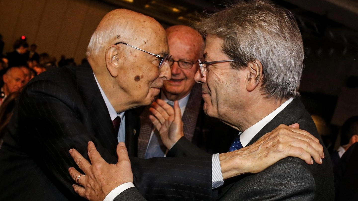 Giorgio Napolitano e Paolo Gentiloni (Ansa)