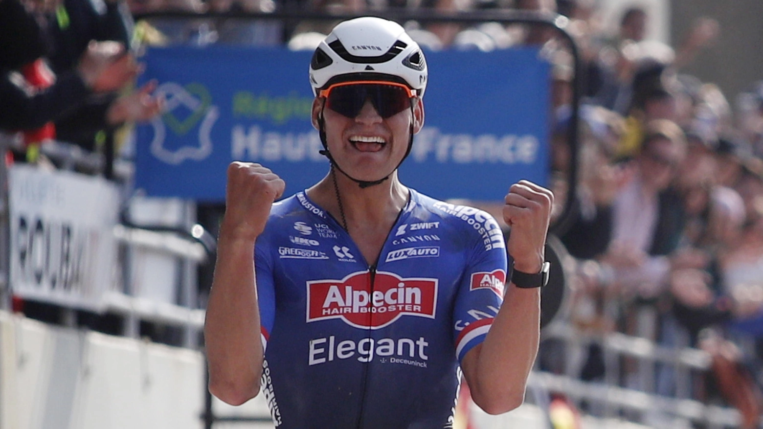 Mathieu Van Der Poel vince la Parigi Roubaix 2023 (Ansa)