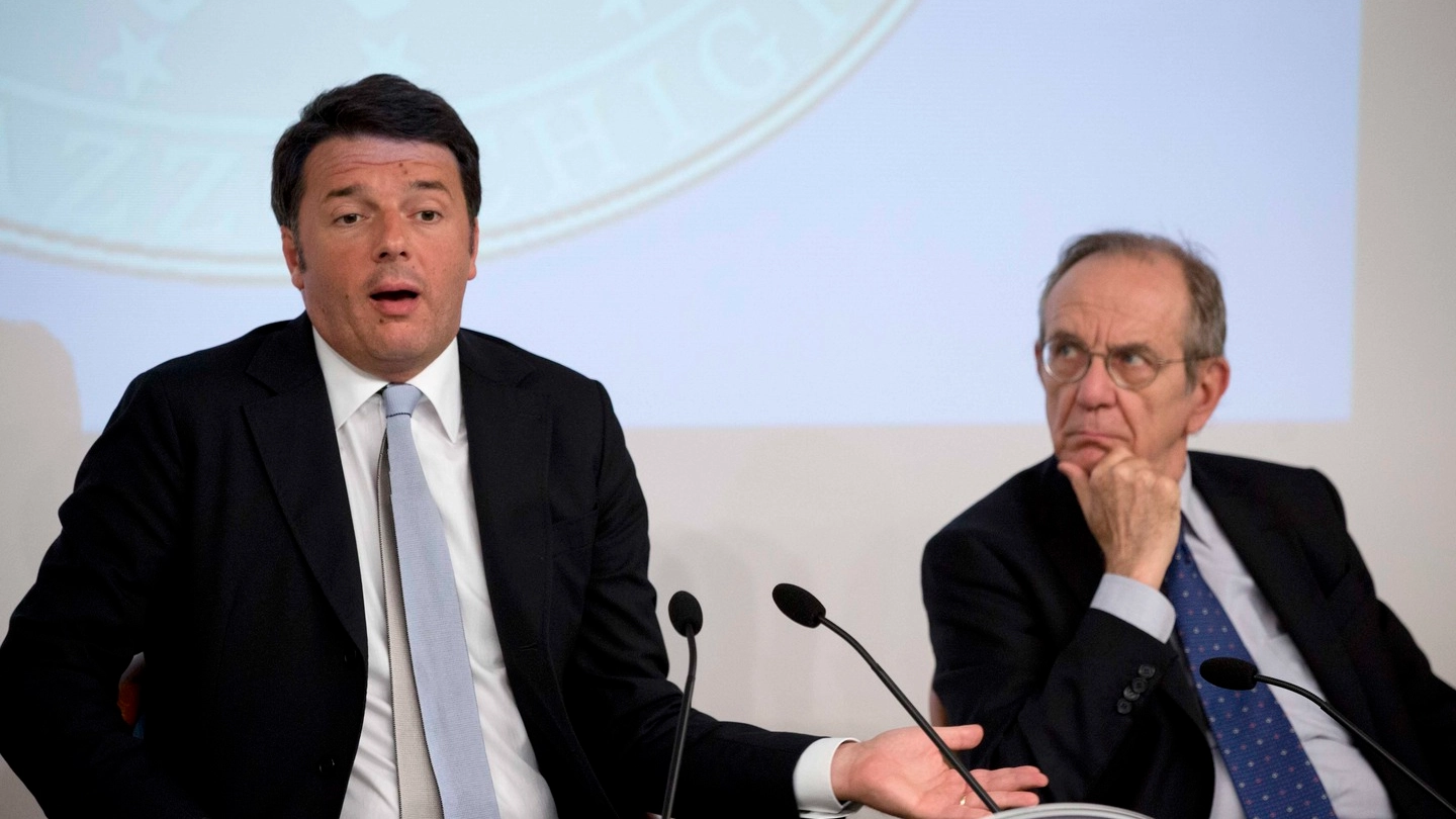 Renzi e Padoan illustrano la legge di stabilità (Lapresse)