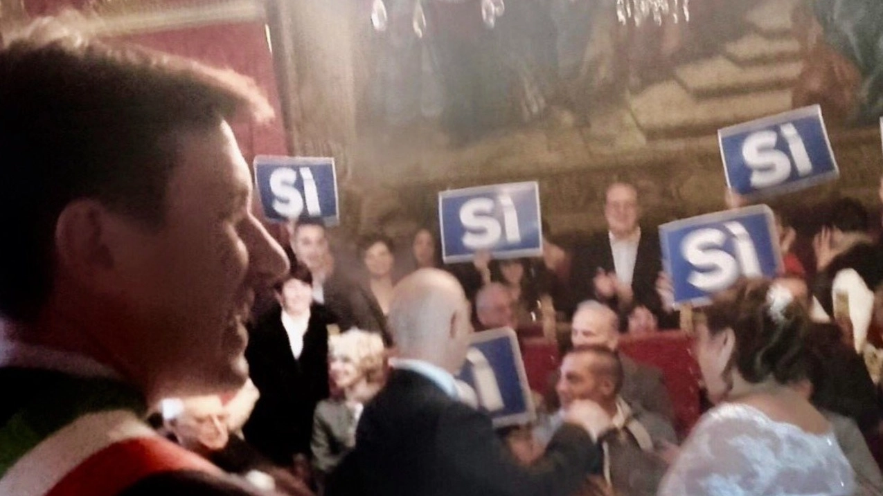 POLEMICHE I cartelli con scritto Sì che hanno alzato gli invitati a un matrimonio celebrato  ieri dal sindaco di Firenze Nardella (da Twitter) 