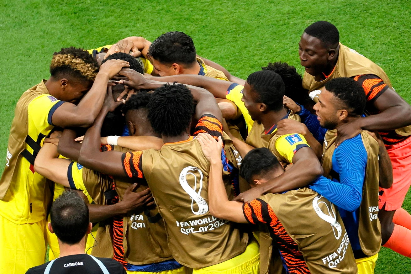 I giocatori dell'Ecuador esultano dopo il secondo gol della squadra