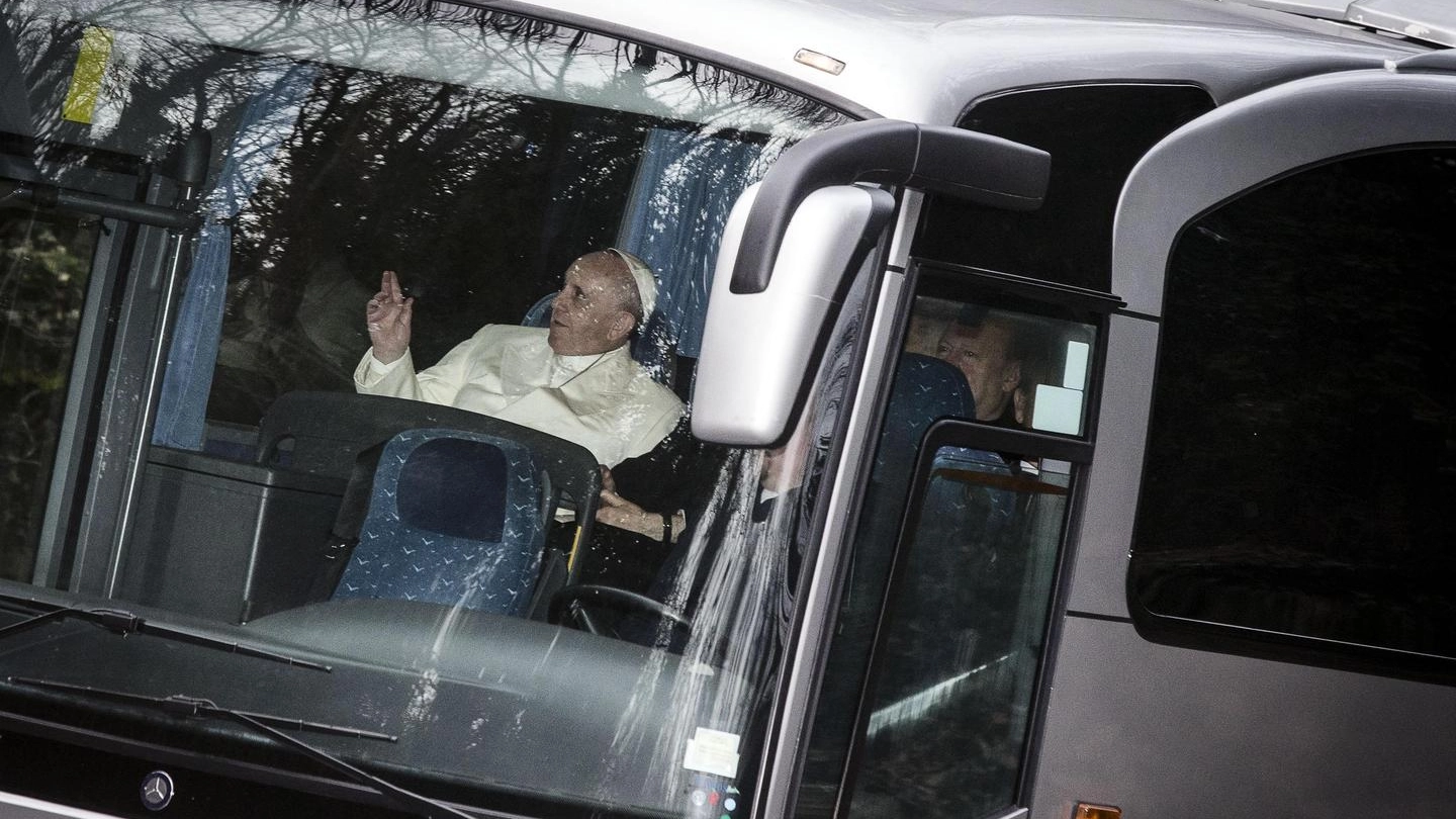 Papa Francesco in pullman per trasferirsi ad Ariccia (Ansa)