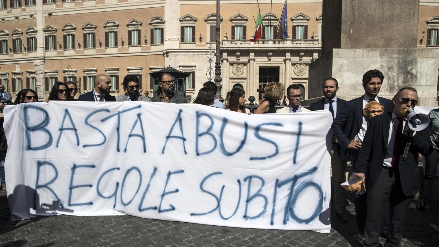 Roma, a Montecitorio la protesta dei collaboratori parlamentari (Ansa)