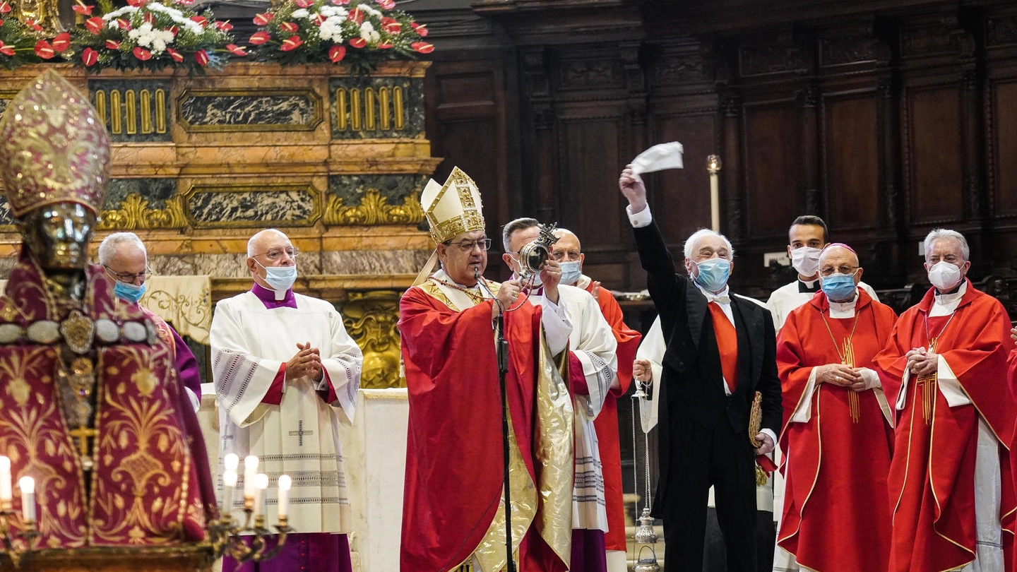Il cardinale Sepe mostra la teca con il sangue sciolto di San Gennaro (Ansa)