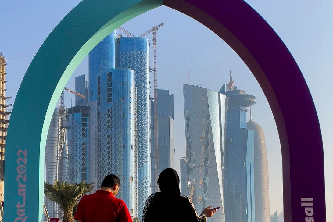 Una coppia passeggia sotto l'arco per la Coppa del Mondo a Doha (Ansa)