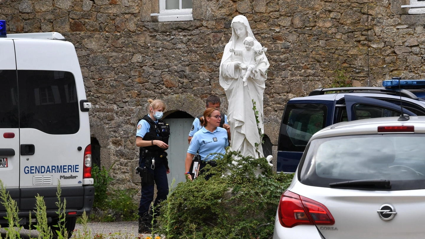 La polizia francese sul luogo dove è stato ucciso il prete (Ansa)