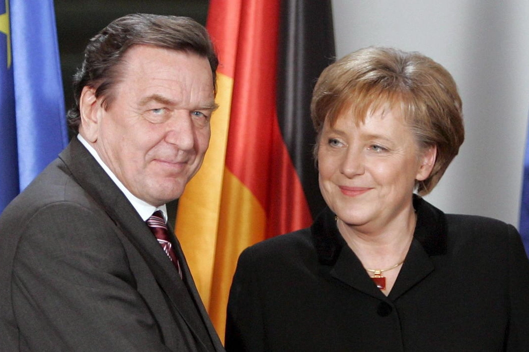 L’ex cancelliere Gerard Schroeder, 77 anni, insieme ad Angela Merkel, 67
