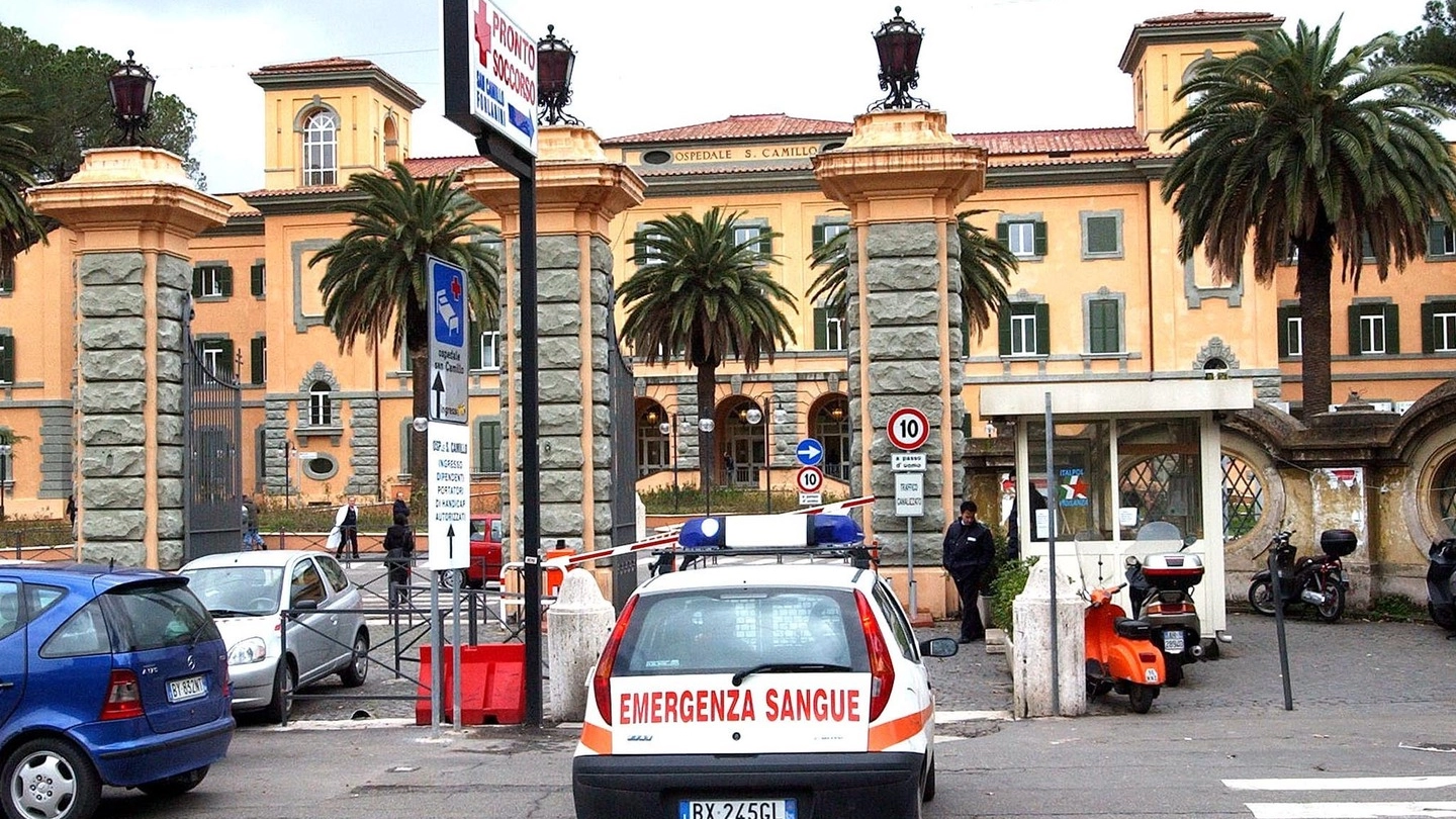 Ginecologi non obiettori: l'ingresso dell'ospedale San Camillo di Roma (Ansa)