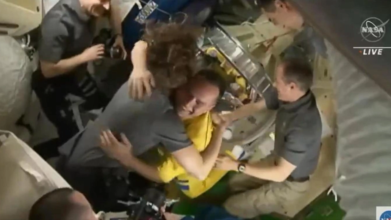 L'abbraccio tra gli astronauti russi e i colleghi a bordo dell'Iss (Ansa)