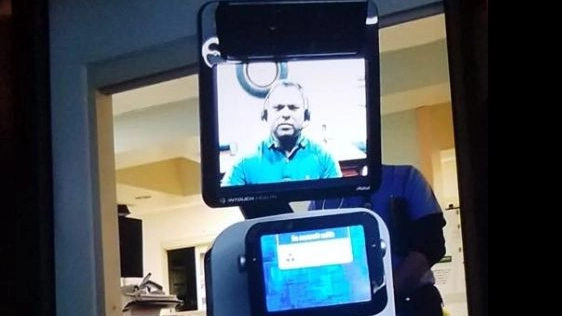 Un robot mostra video in sui il medico informa il paziente che è terminale (facebook)