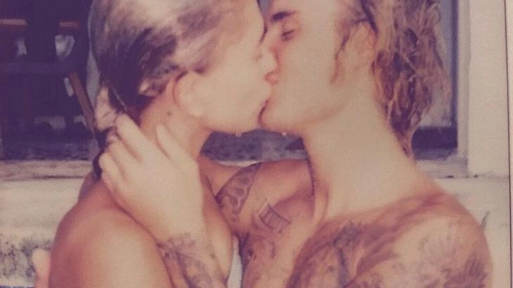 Amori social: il bacio tra Hailey Baldwin e Justin Bieber