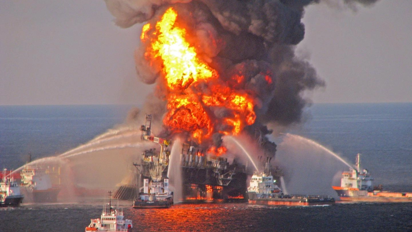 La piattaforma Deepwater Horizon in fiamme nel Golfo del Messico