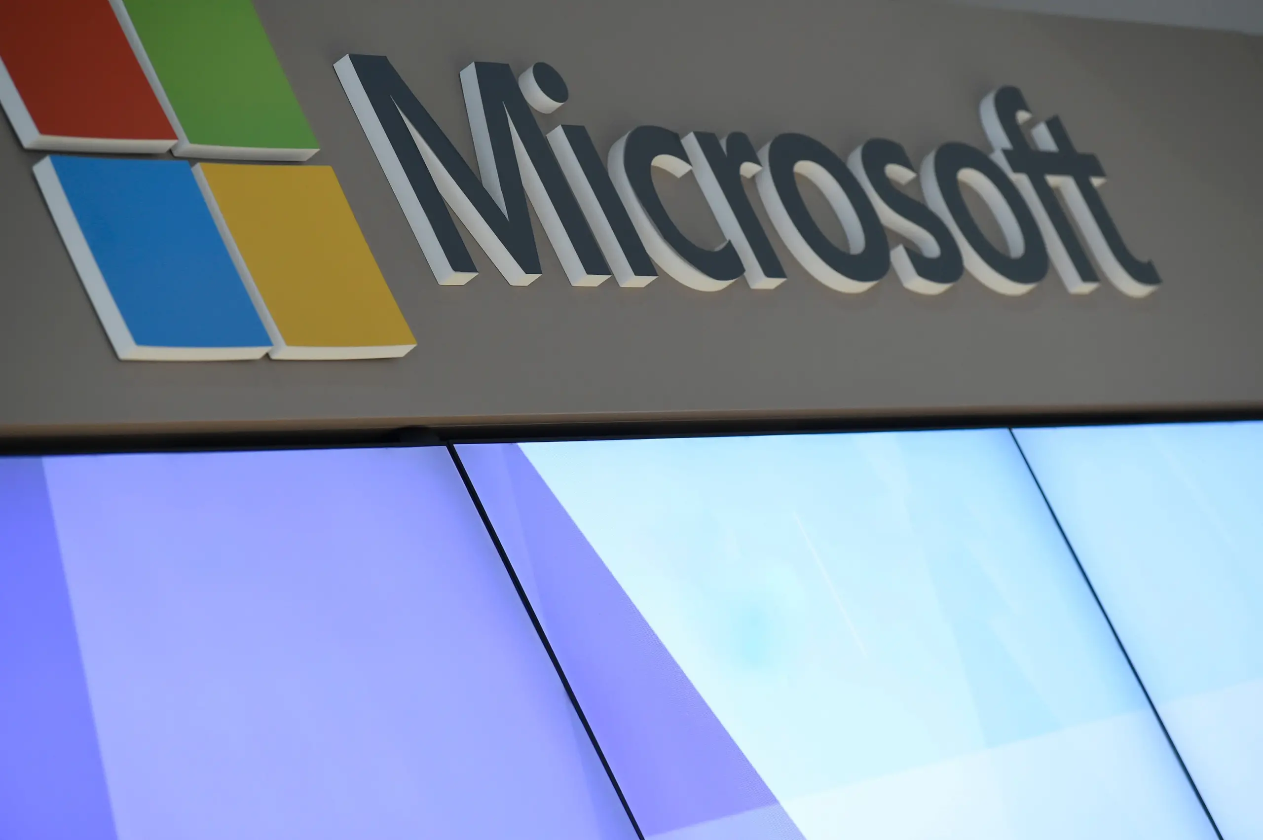 Attacco hacker a Microsoft, violati account e-mail. Il colosso tech: “Gruppo legato alla Russia”