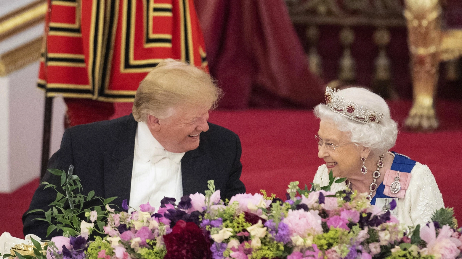 Donald Trump e la regina Elisabetta II (Ansa)