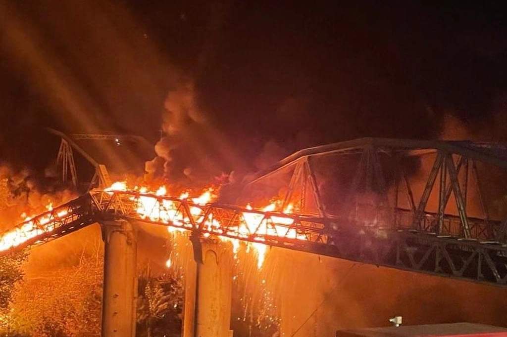 L'incendio al Ponte di ferro del 3 ottobre 2021