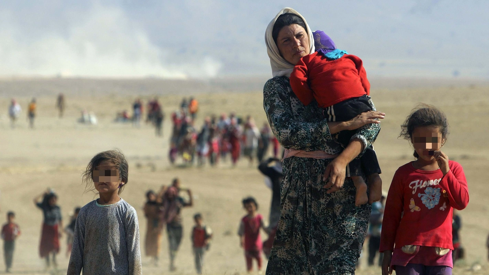 Una madre e sue bambine yazide in fuga dagli stupratori (REUTERS)