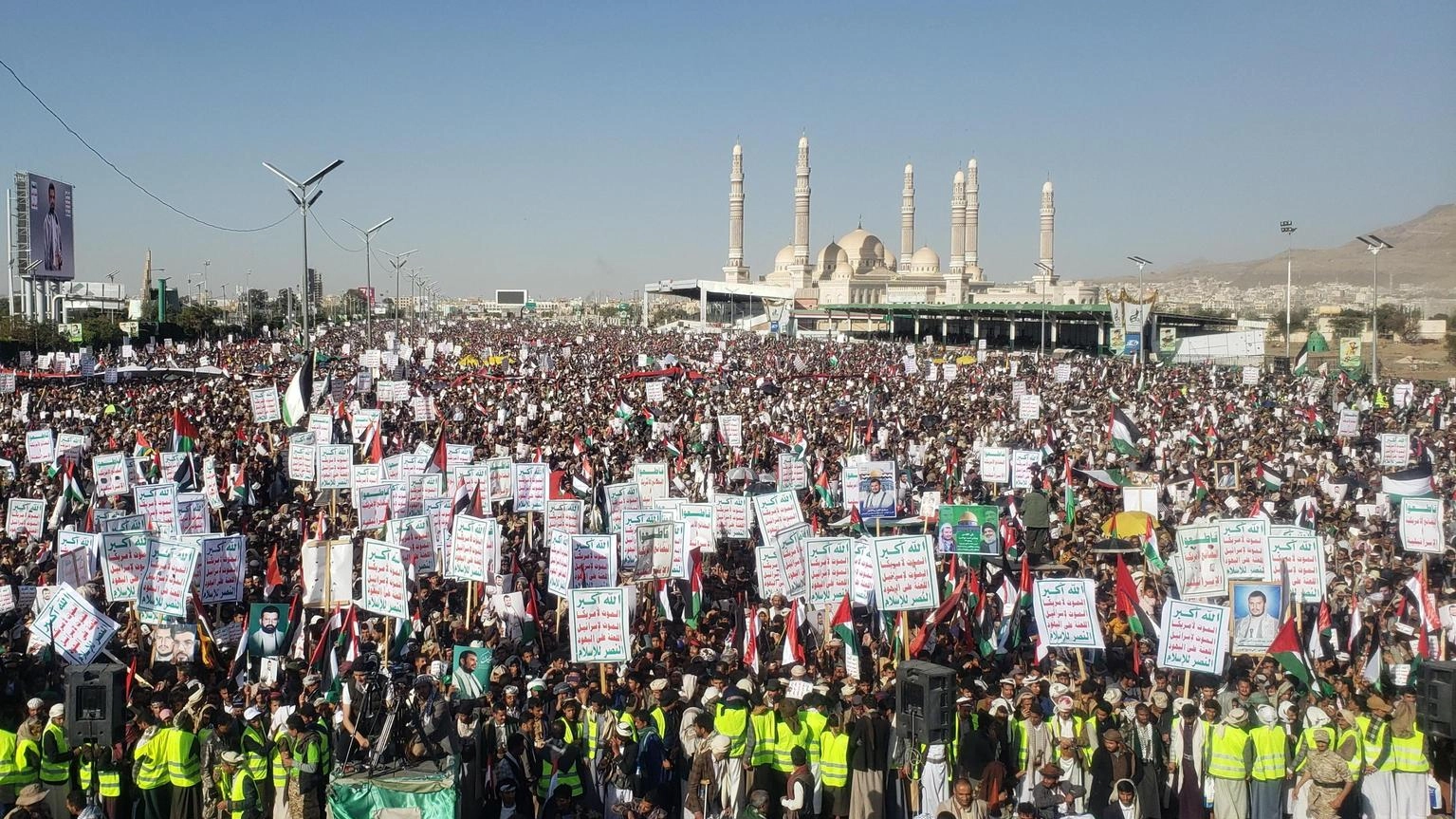 Decine di migliaia di yemeniti in piazza contro i raid Usa-Gb