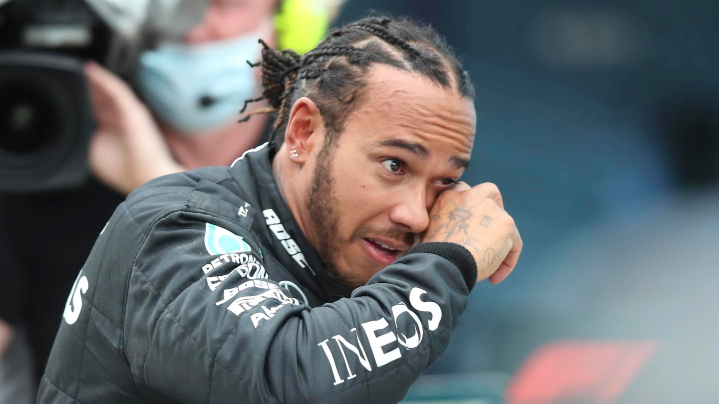 Le lacrime di Lewis Hamilton dopo il trionfo in Turchia (Ansa)