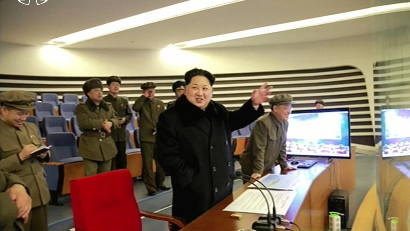 Kim Jong-Un assiste al lancio del missile a lungo raggio (AFP)