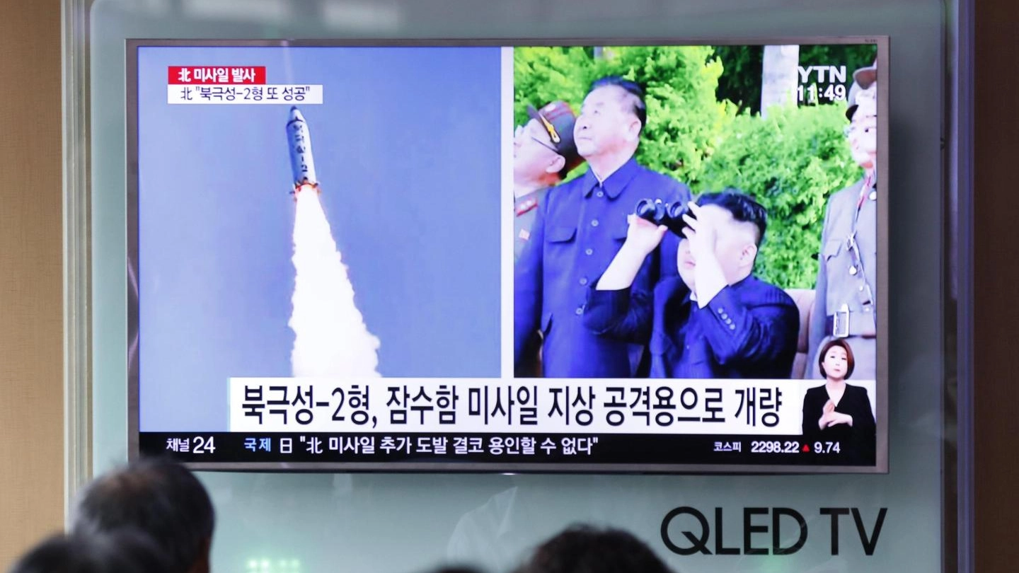 La tv sudcoreana mostra Kim Jong-un mentre osserva il test (Ansa)