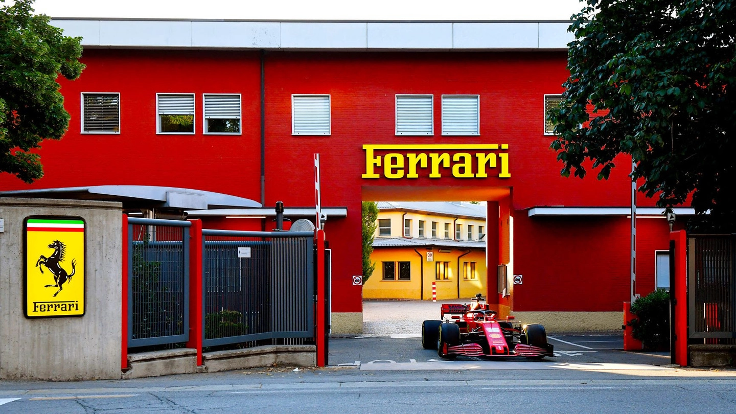Ferrari, Leclerc esce dalla sede di Maranello con la sua SF1000 (Dire)