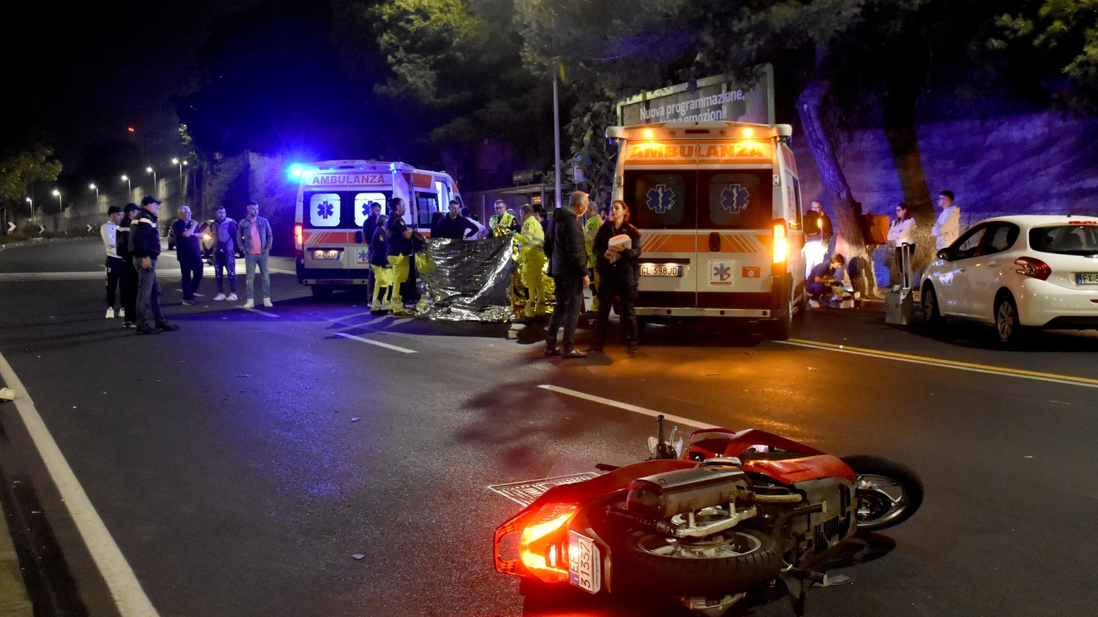 Incidente a Catania, lo scooter a terra sul luogo del dramma (Ansa)