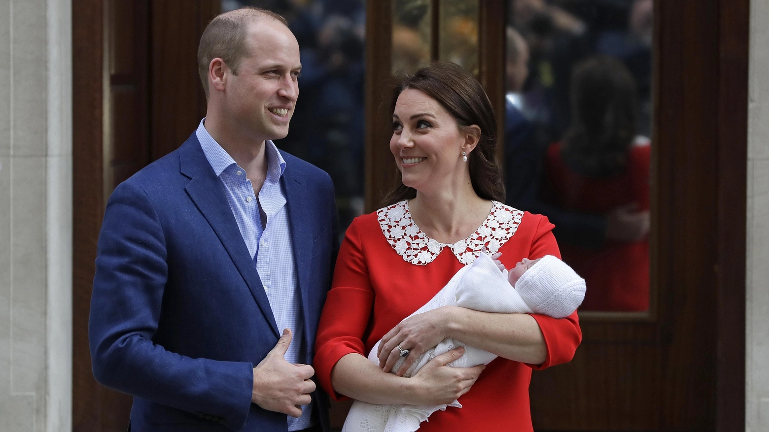 William e Kate con il terzo royal baby (Ansa)