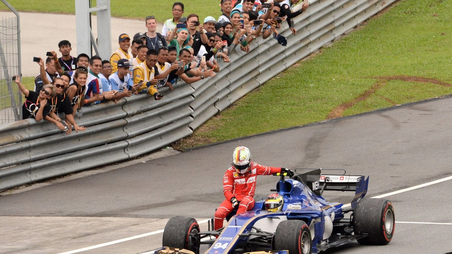 Malesia, Vettel tamponato dopo il traguardo. Caricato da Wehrlein (Afp)