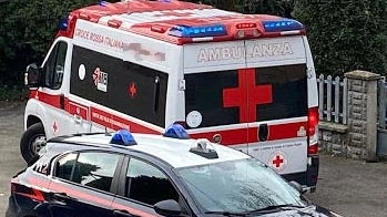 Soccorsi congiunti di ambulanza e carabinieri (archivio)