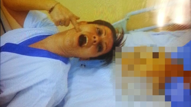 L'infermiera Daniela Poggiali in una foto accanto al cadavere di una donna