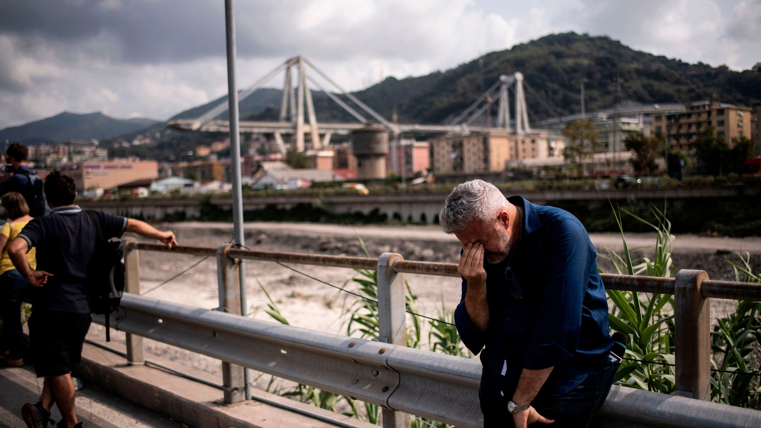 Genova, un uomo si commuove davanti al ponte
