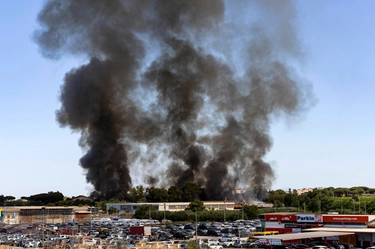 Ciampino, vasto incendio di rifiuti vicino all’aeroporto: preoccupazione per i voli per l’alta colonna di fumo. “Tempi lunghi per domare le fiamme”